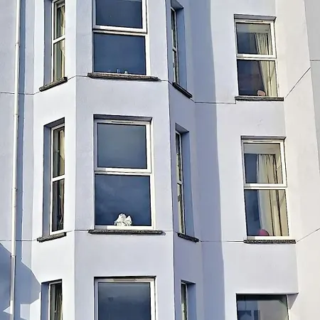 Bay View, Sleeps 18, 7 Bedrooms, 7 Bathrooms, Seafront, Criccieth Exterior photo