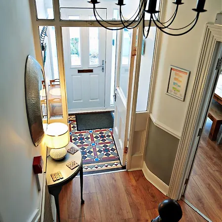 Bay View, Sleeps 18, 7 Bedrooms, 7 Bathrooms, Seafront, Criccieth Exterior photo