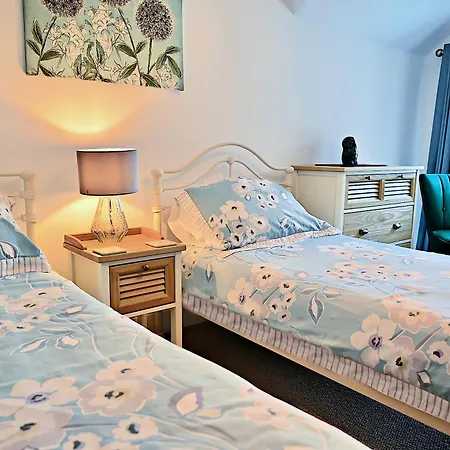 Bay View, Sleeps 18, 7 Bedrooms, 7 Bathrooms, Seafront, Criccieth Exterior photo