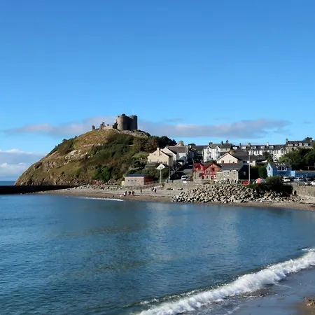 Bay View, Sleeps 18, 7 Bedrooms, 7 Bathrooms, Seafront, Criccieth Exterior photo