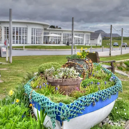 Bay View, Sleeps 18, 7 Bedrooms, 7 Bathrooms, Seafront, Criccieth Exterior photo
