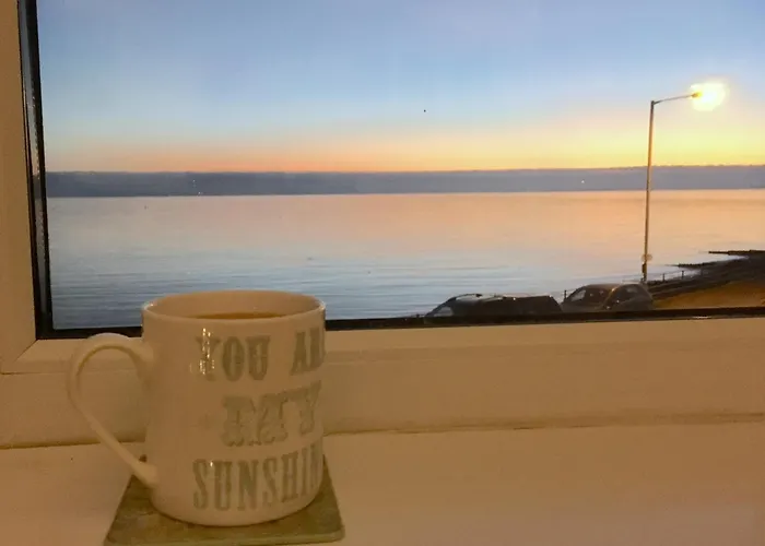 Bay View, Sleeps 18, 7 Bedrooms, 7 Bathrooms, Seafront, Criccieth