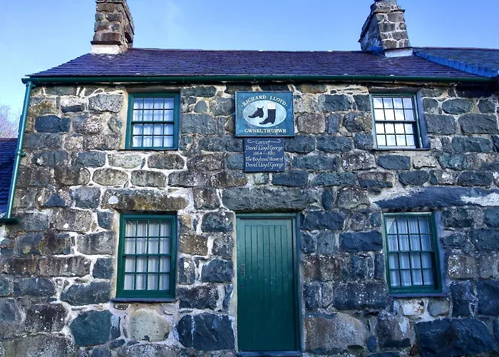 Bay View, Sleeps 18, 7 Bedrooms, 7 Bathrooms, Seafront, Criccieth