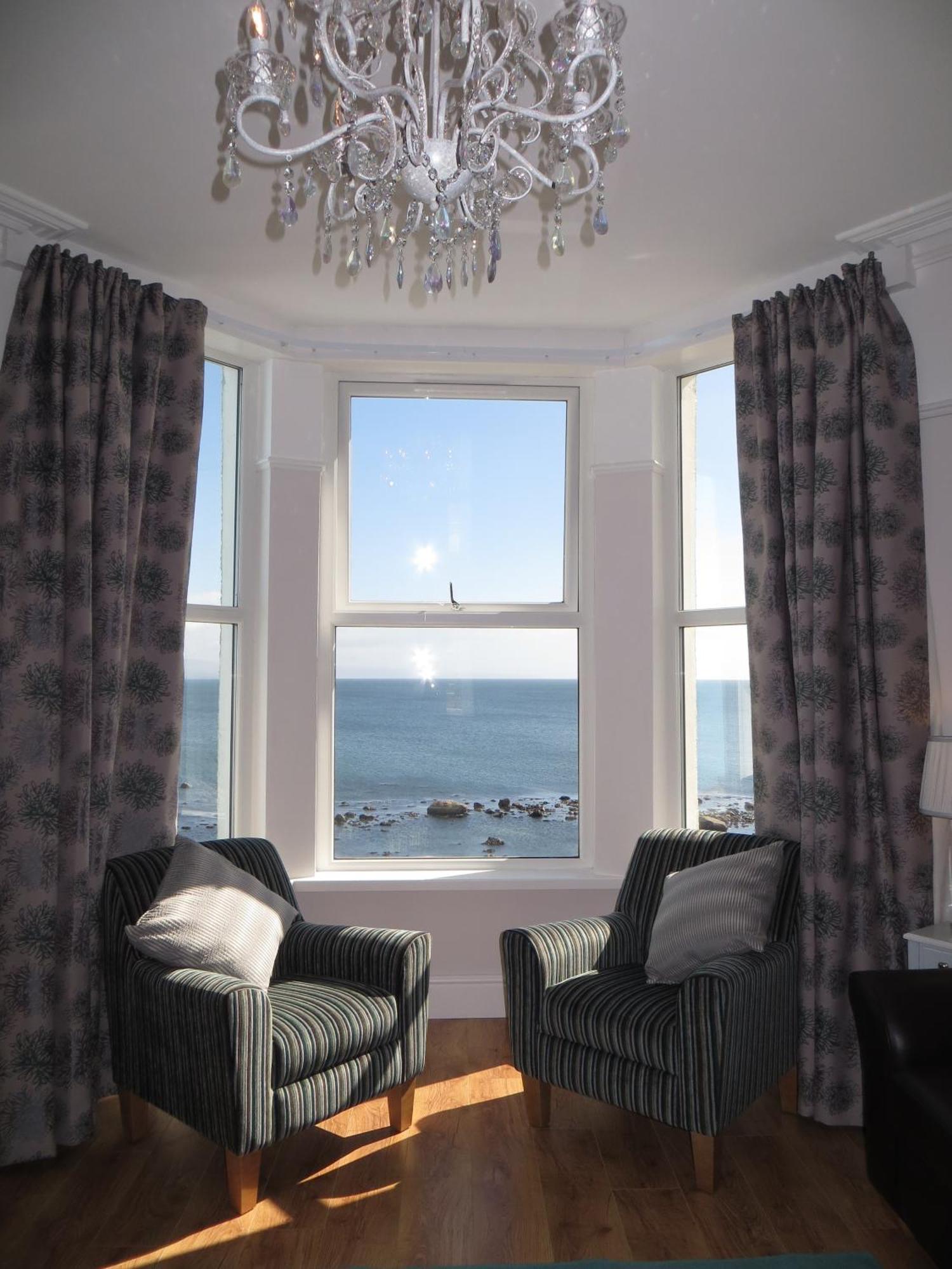 Bay View, Sleeps 18, 7 Bedrooms, 7 Bathrooms, Seafront, * Criccieth