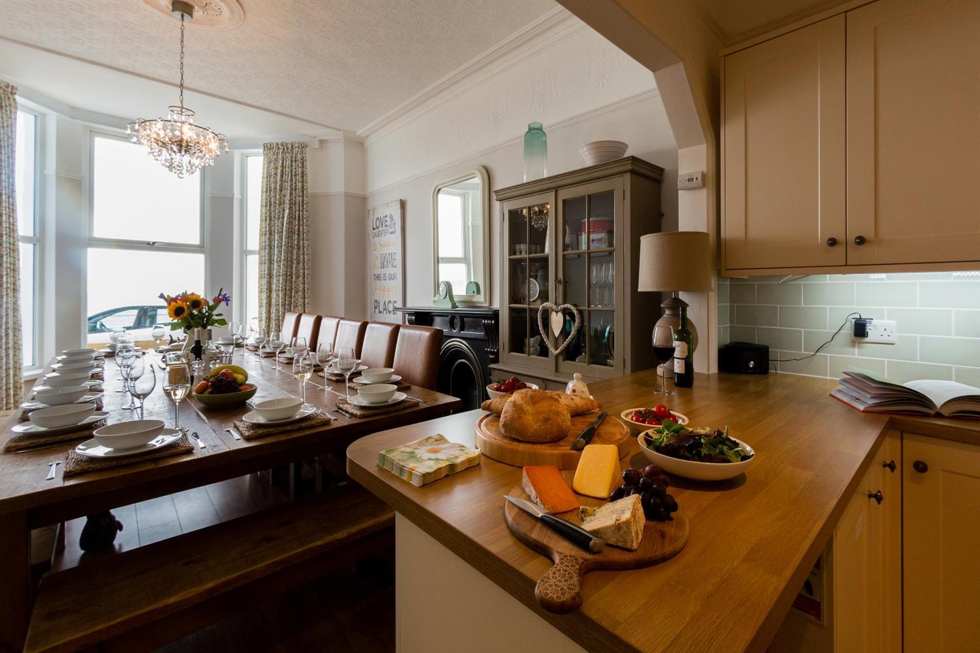 Holiday home Bay View, Sleeps 18, 7 Bedrooms, 7 Bathrooms, Seafront, Criccieth