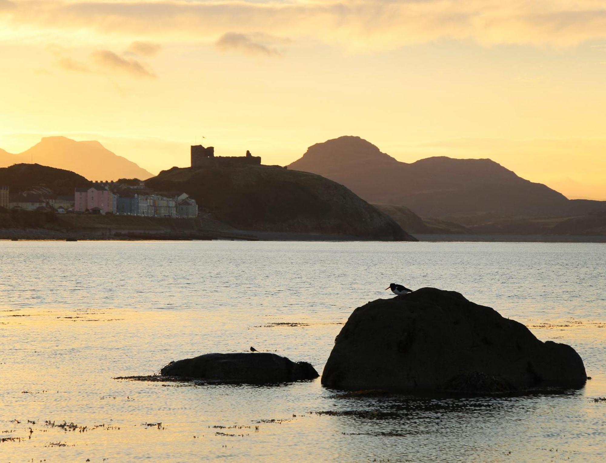 Bay View, Sleeps 18, 7 Bedrooms, 7 Bathrooms, Seafront, Holiday home Criccieth