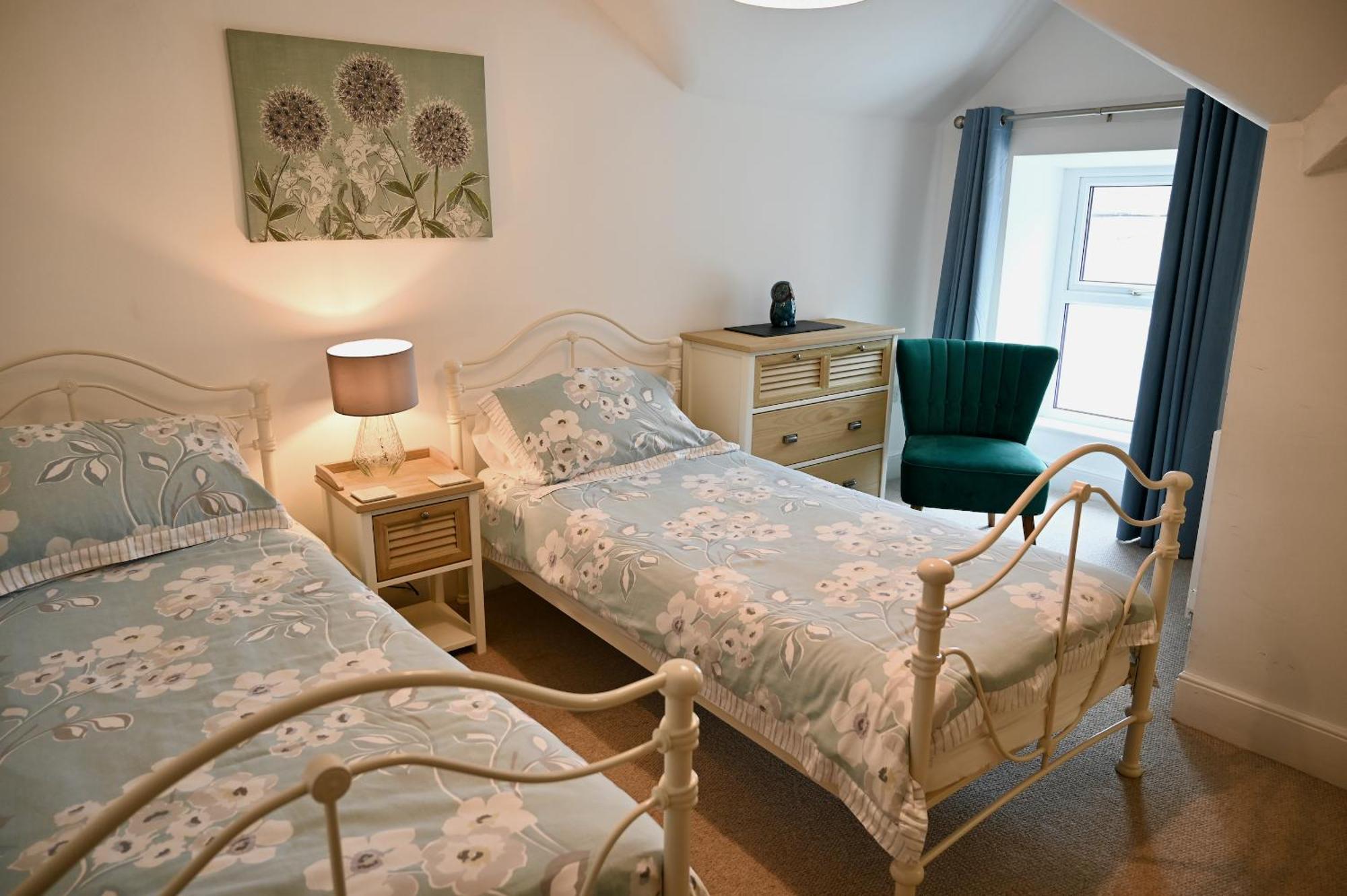 Bay View, Sleeps 18, 7 Bedrooms, 7 Bathrooms, Seafront, Holiday home