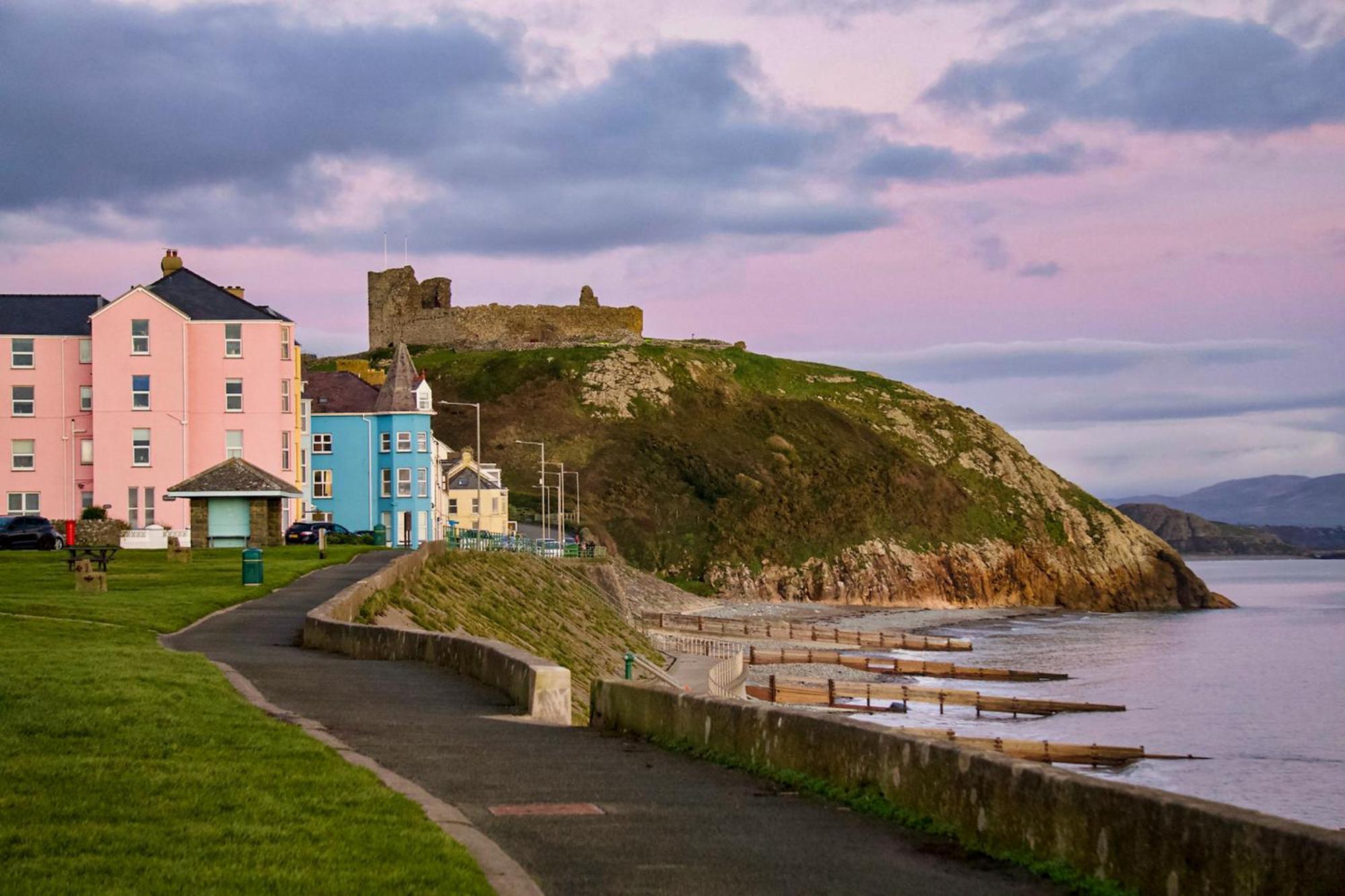 Bay View, Sleeps 18, 7 Bedrooms, 7 Bathrooms, Seafront, Holiday home Criccieth