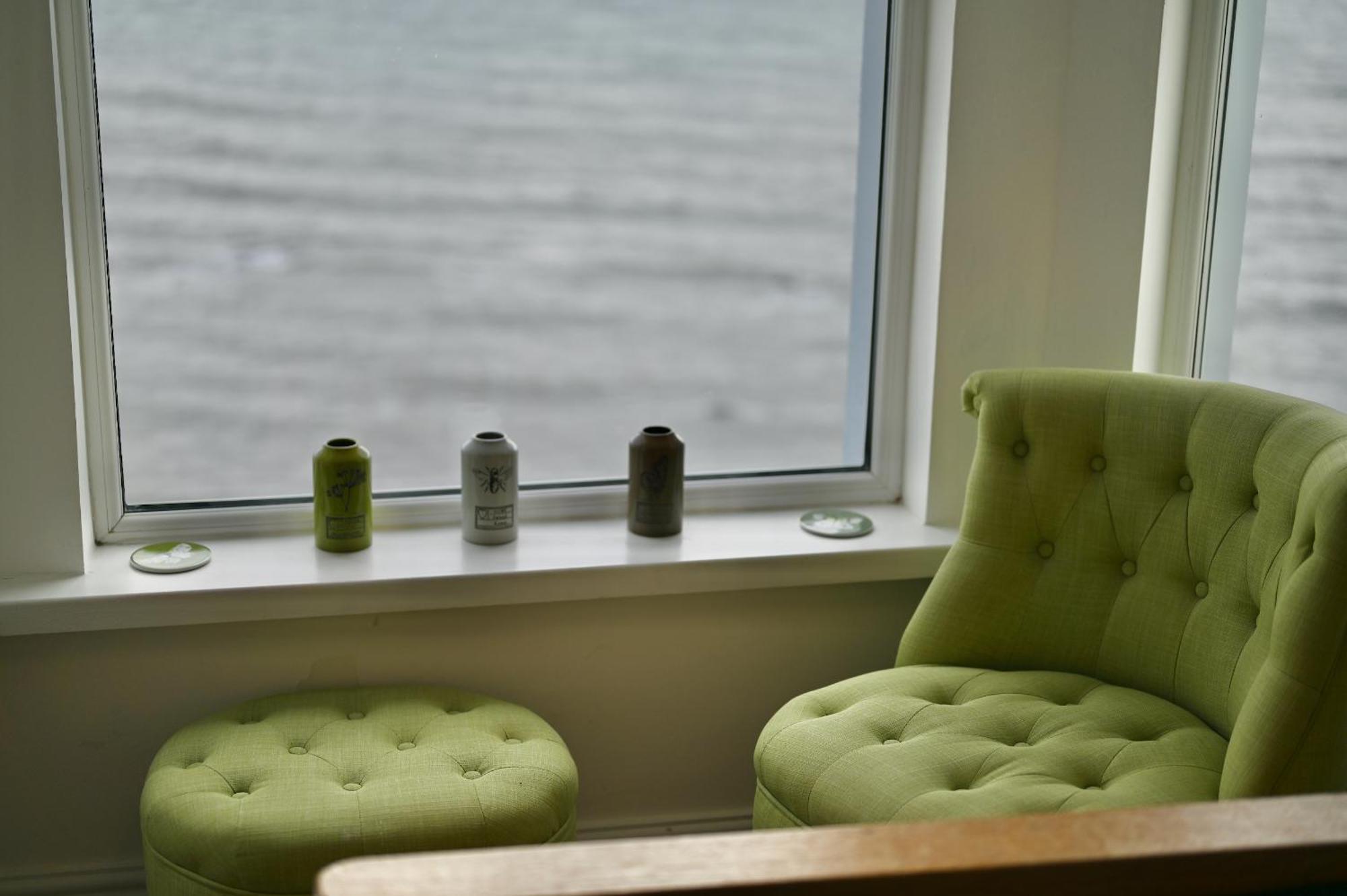 Bay View, Sleeps 18, 7 Bedrooms, 7 Bathrooms, Seafront, Criccieth