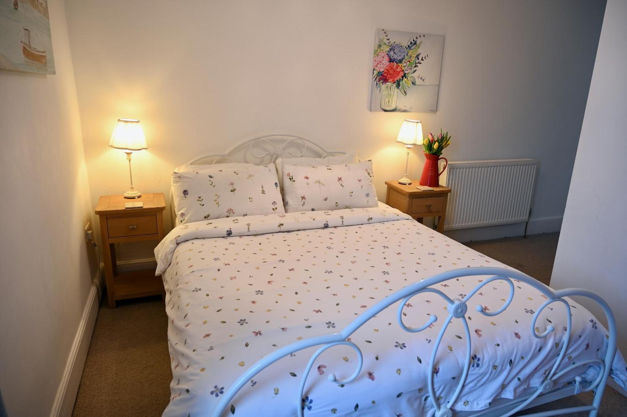 Bay View, Sleeps 18, 7 Bedrooms, 7 Bathrooms, Seafront, * Criccieth