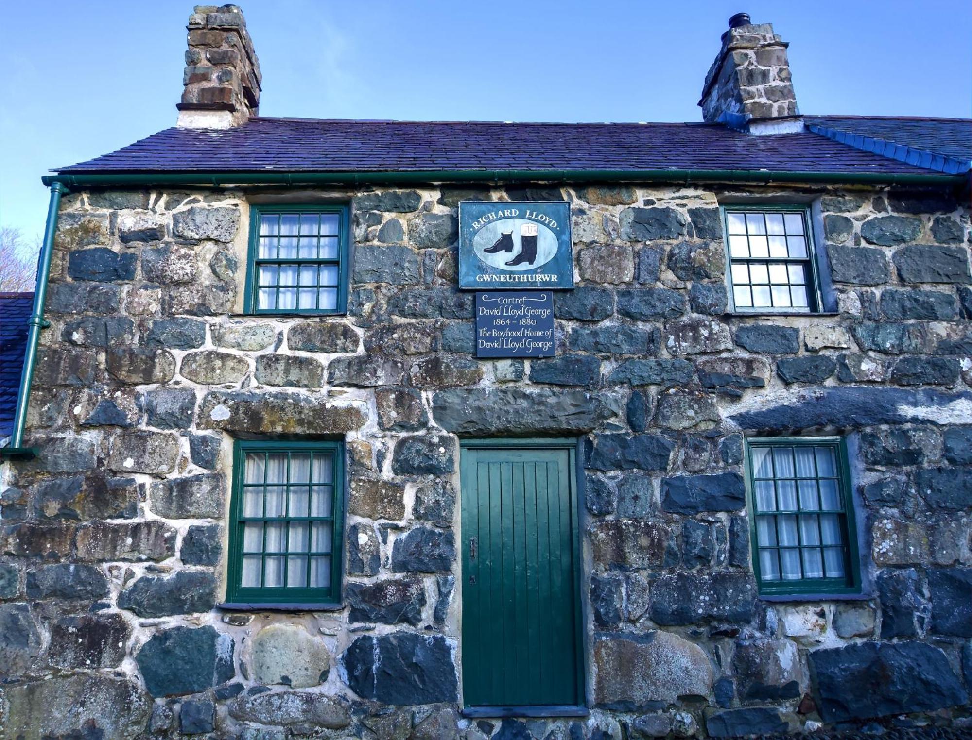 Bay View, Sleeps 18, 7 Bedrooms, 7 Bathrooms, Seafront, Holiday home Criccieth