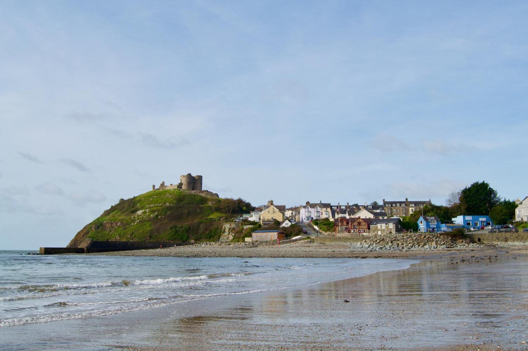 Bay View, Sleeps 18, 7 Bedrooms, 7 Bathrooms, Seafront, Criccieth