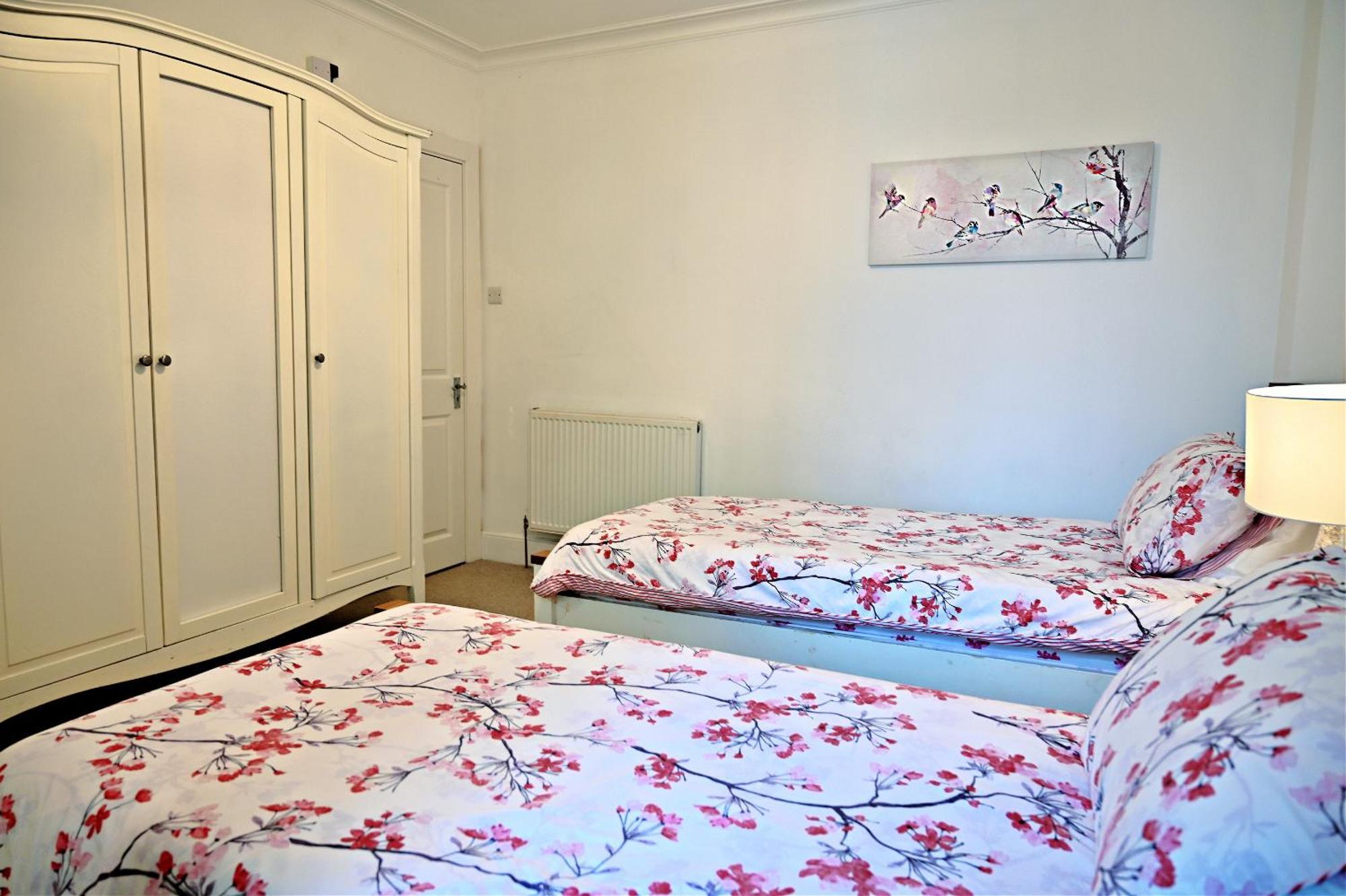 Bay View, Sleeps 18, 7 Bedrooms, 7 Bathrooms, Seafront, Holiday home