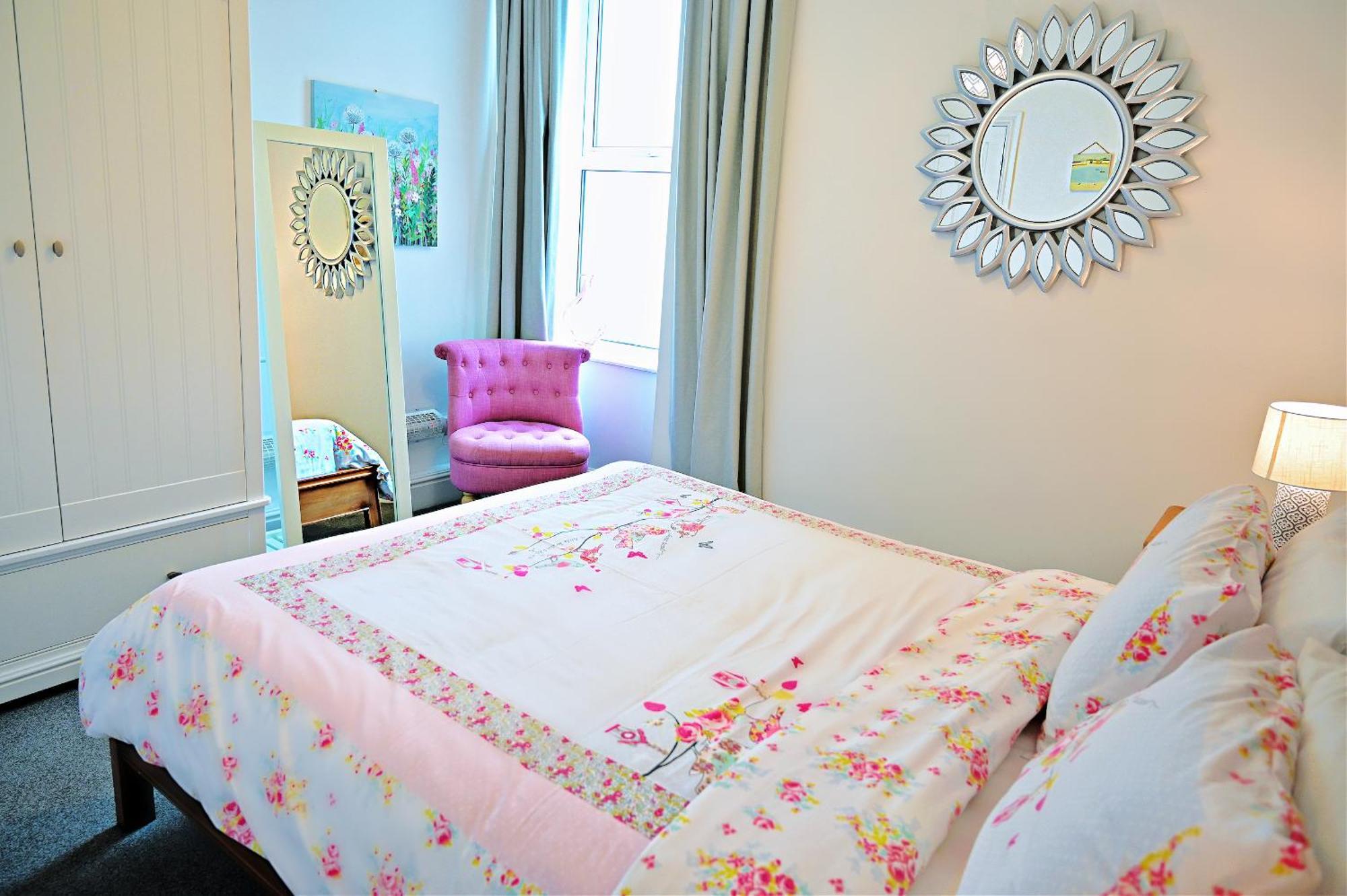 Holiday home Bay View, Sleeps 18, 7 Bedrooms, 7 Bathrooms, Seafront, Criccieth