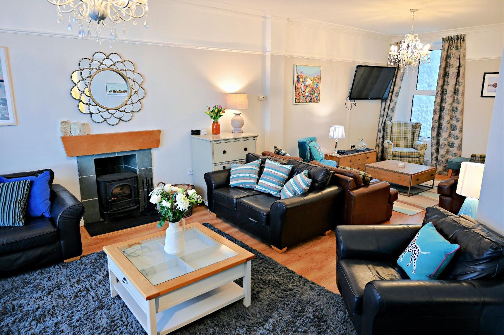 Bay View, Sleeps 18, 7 Bedrooms, 7 Bathrooms, Seafront, Criccieth