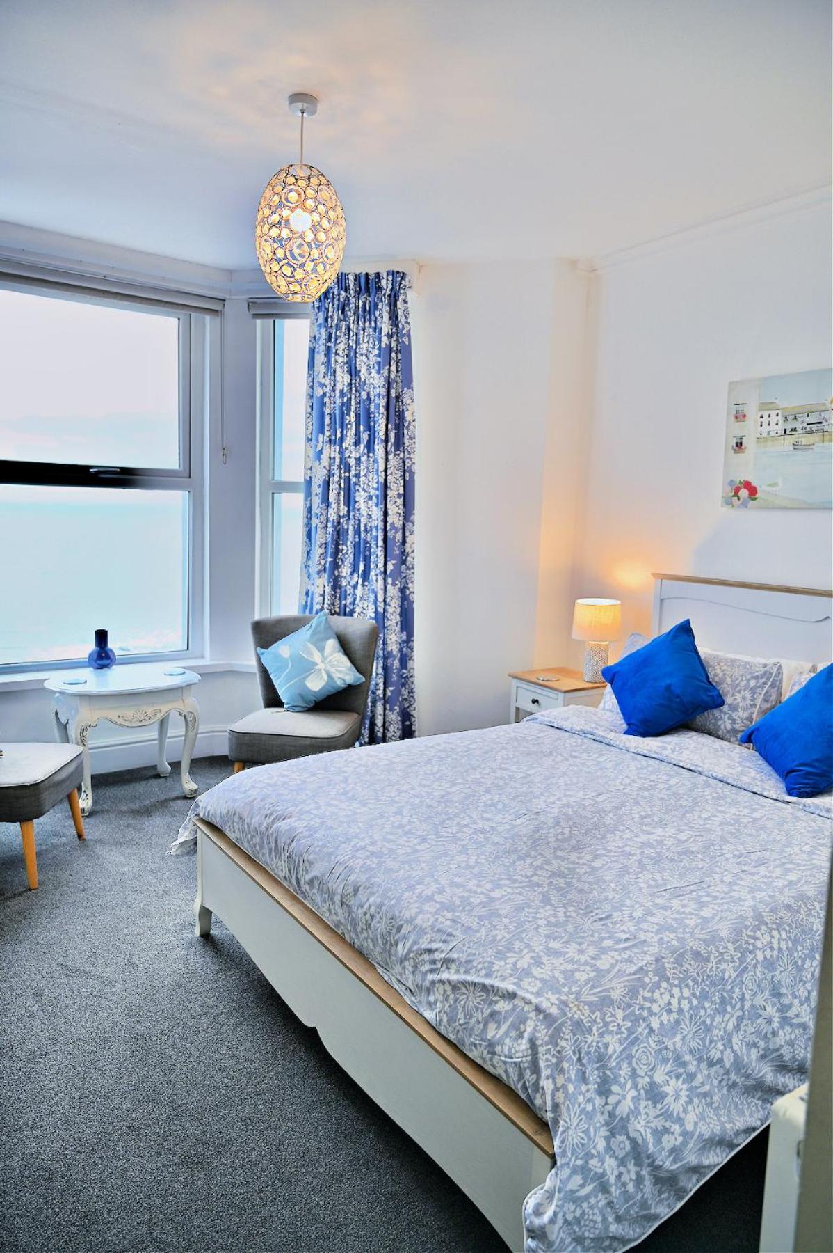 Bay View, Sleeps 18, 7 Bedrooms, 7 Bathrooms, Seafront, Holiday home Criccieth