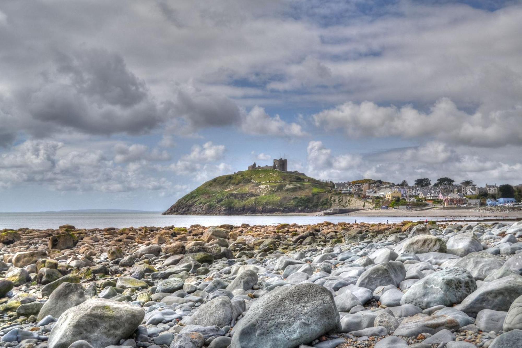 Bay View, Sleeps 18, 7 Bedrooms, 7 Bathrooms, Seafront, * Criccieth