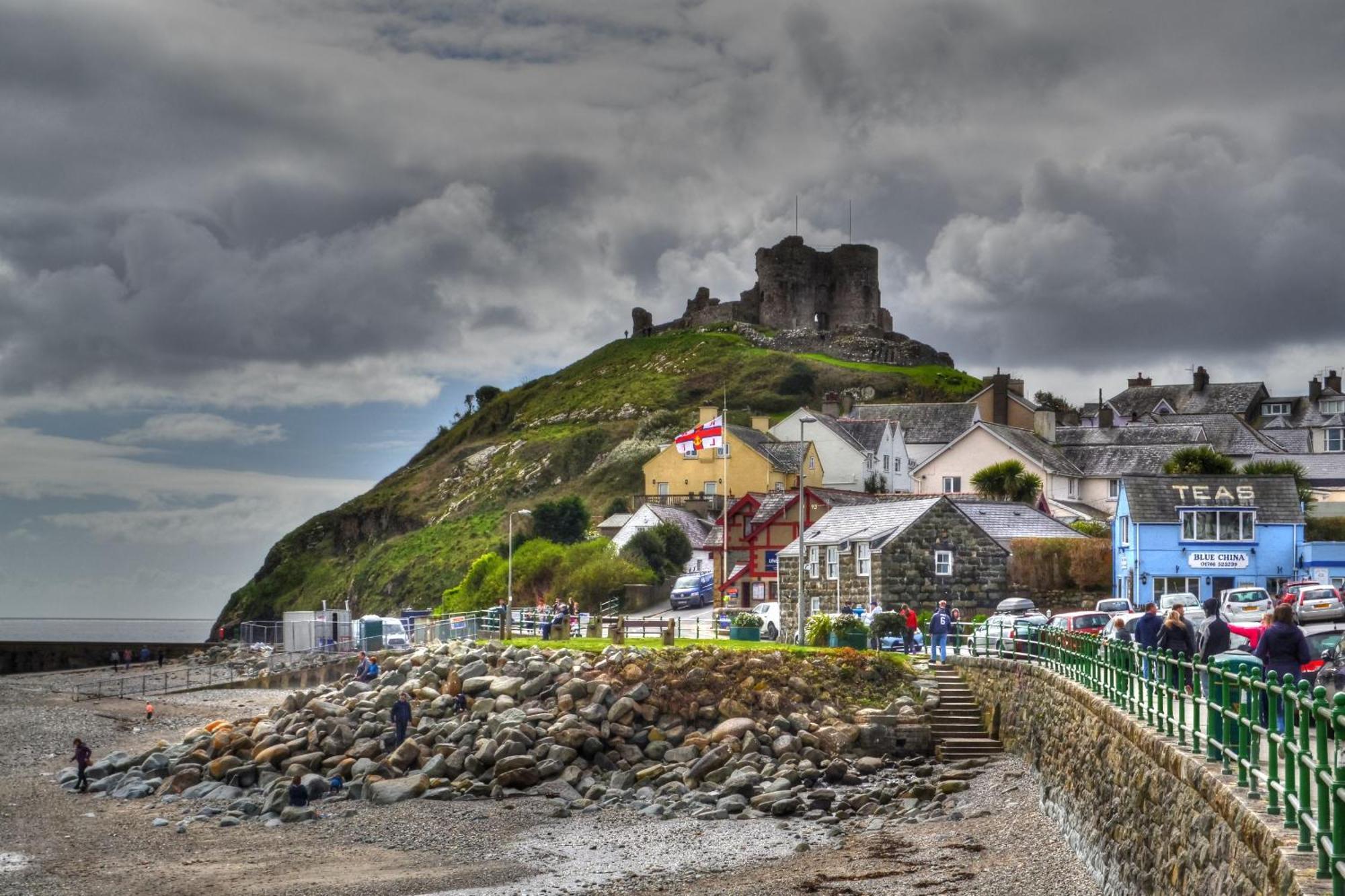 Bay View, Sleeps 18, 7 Bedrooms, 7 Bathrooms, Seafront, * Criccieth